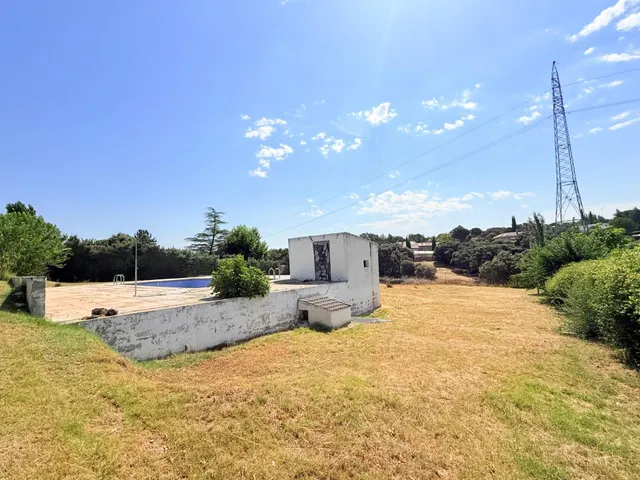 VENTA EN PLENO DOMINIO · Gran chalet de 545 m2 con placas solares y parcela privada de 3.000 m2 · Boadilla del Monte — 48