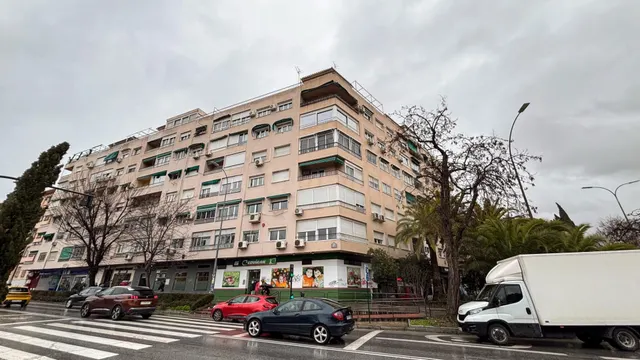 Gran Piso Reformado en Constitución, Frente a Paseillos Universitarios. — 2