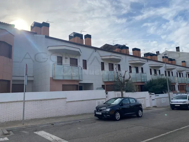 EXCLUSIVA CASA CON ASCENSOR, JARDÍN Y GARAJE PARA 4 COCHES E - foto 3