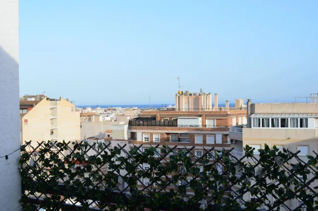 Ático orientado al sur con vistas al mar y amplia terraza en el centro de Torrevieja — 39