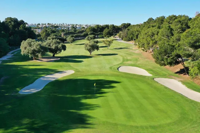 Casa adosada moderna y espaciosa (aprox. 116 m2) con 3 dorm, 3 baños, varias terrazas, y gran piscina comunitaria. Cerca de campos de golf, La Zenia Boulevard, y a poco más de 5 km de las playas. — 46