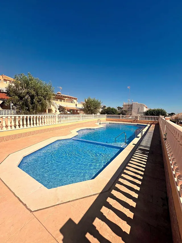 Bungalow con piscina comunitaria, Alicante, Orihuela Costa. 3 habitaciones, 105 m2, 3 kilómetros del mar — 5