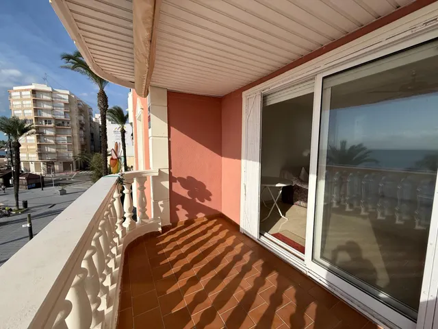 APARTAMENTO DE 3 DORMITORIOS Y 2 BAÑOS EN 1ª LÍNEA DE LA PLA - foto 4