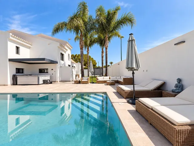 ESPECTACULAR VIVIENDA REFORMADA CON PISCINA, BODEGA, GIMNASIO Y UNA EXCEPCIONAL PRIVACIDAD — 8