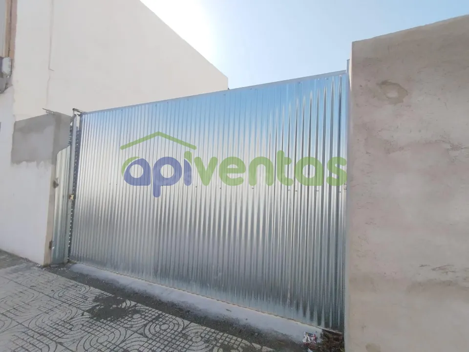 Solar cerrado con puerta para vehículos pesados