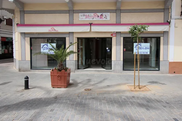 Magnífico local comercial en pleno corazón de Montijo.