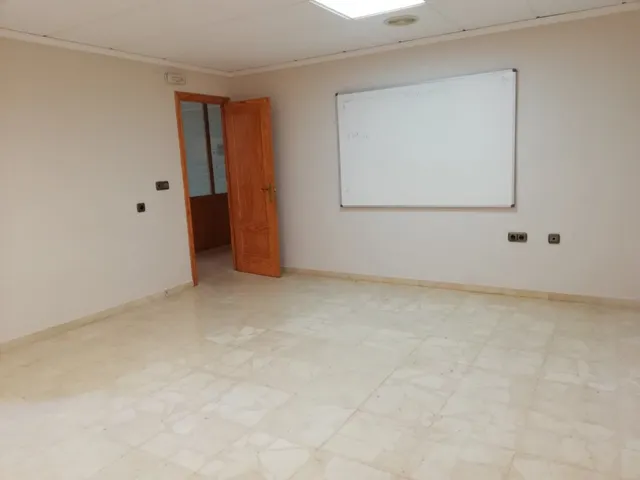 OFICINA EN CARRETAS. ACONDICIONADA.