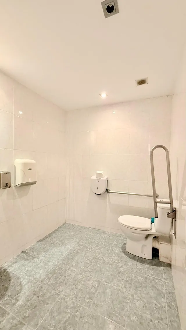 ¡Oportunidad Única en Cubelles! Local Comercial Reformado con Terraza y Vistas al Mar — 26