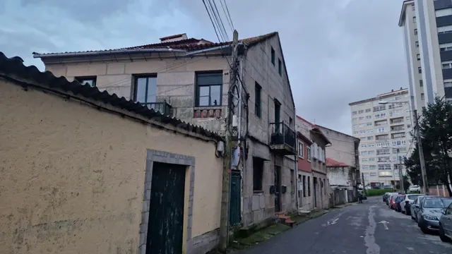 Venta de 6 Pisos + 2 Casas en Calle Esturans Vigo (Pontevedr - foto 3