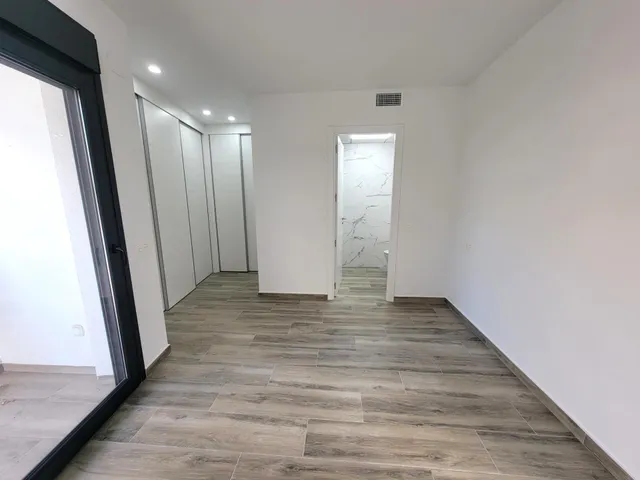 Moderno apartamento muy espacioso, en esquina, 3 dormitorios, 3 baños, parking, piscina, a 5 minutos a pie de la Playa del Cura — 19