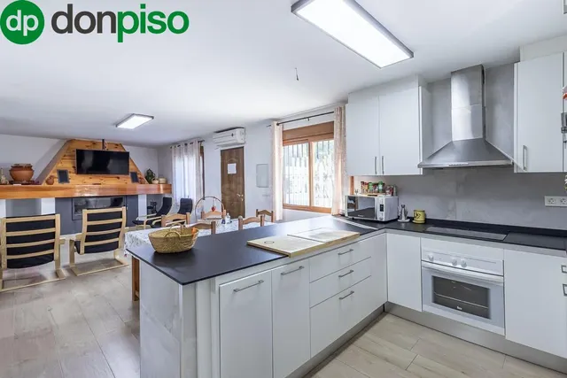 Encantadora Casa de una Planta con Amplio Terreno y Piscina  - foto 5