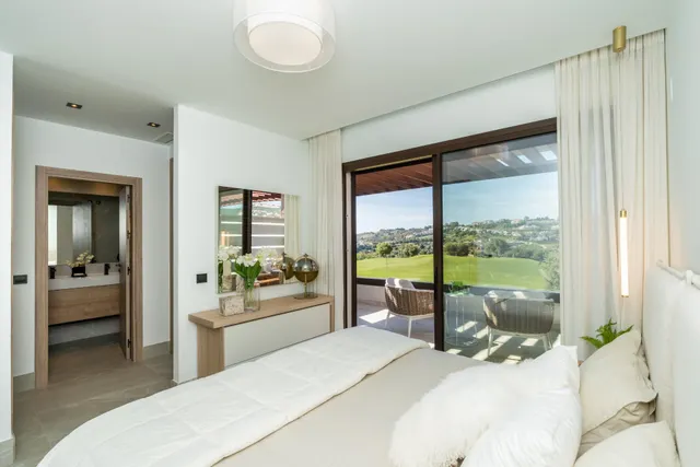 Un nuevo proyecto en La Cala Resort compuesto por 26 amplios adosados en primera línea de golf con vistas panorámicas sobre el residencial y el valle de Mijas. — 26