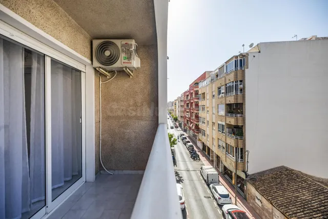 Apartamento de 1 dormitorio con dos terrazas en el centro de Torrevieja — 2