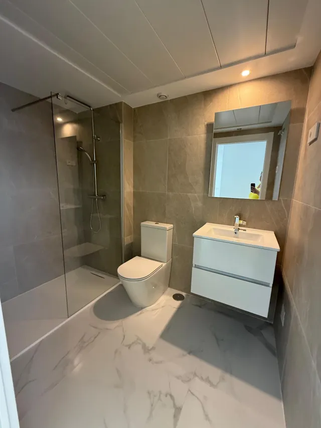 Apartamento de lujo en primera línea de mar con 3 dormitorios, 2 terrazas y parking incluido — 25