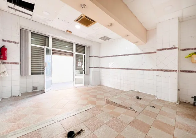 LOCAL COMERCIAL EN CÁDIZ CON MUCHAS POSIBILIDADES — 8