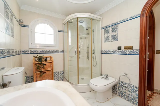 Elegante villa de 4 dormitorios en Arguineguín | Vistas panorámicas al mar, gran parcela y un potencial excepcional! — 42