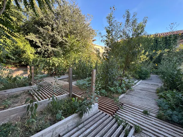 Nave en zona urbana con 264 m2 y con jardín de 114 m2 orientado al sur, garaje y gran potencial como estudio profesional. — 31