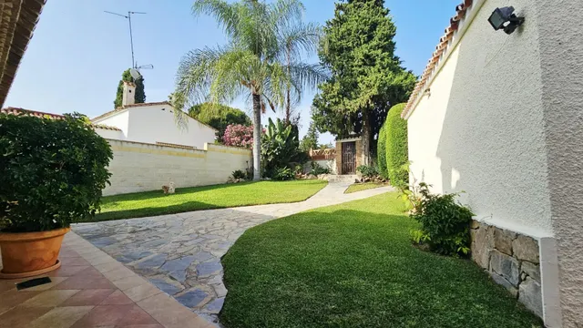 Encantador Chalet de 2 Plantas con Amplios Espacios y Terrazas — 16