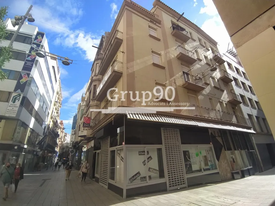 ATENCIÓN INVERSORES!! EDIFICIO EN EL  EIX COMERCIAL