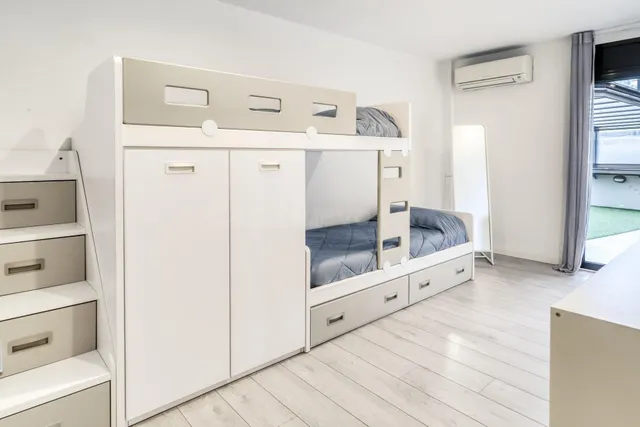 Piso planta baja con amplio jardín y licencia turística en F - foto 3