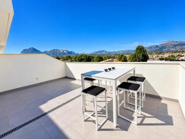 Preciosa casa de esquina con 3 dormitorios, amplia parcela privada y vistas panorámicas en Albir — 41