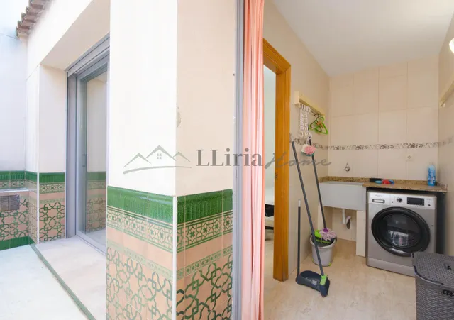 Ref. 04409. Casa de pueblo adosada con amplio patio, terraza y garaje en Vilamarxant. — 40