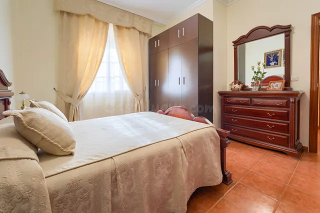 Amplia vivienda con parcela de 2.339 m2 y construcción auxil - foto 5