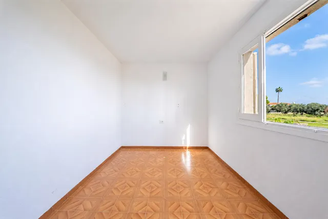Chalet en primera línea de playa en torrenostra: una oportunidad para crear tu hogar junto al mar — 26