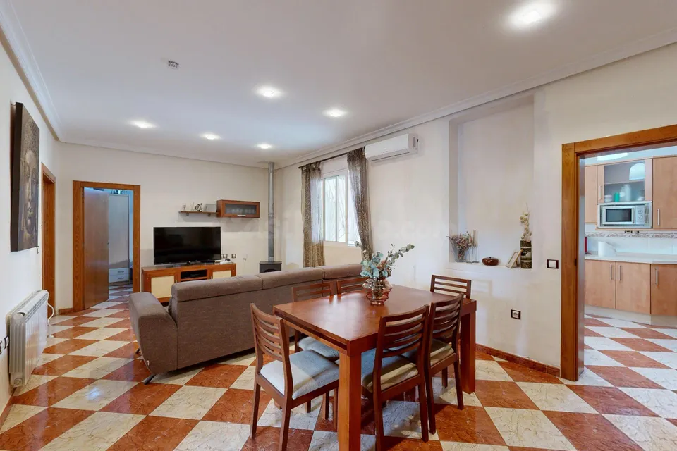 Luminosa Planta Baja con Gran Patio y Terraza en el Barrio de la Concepción