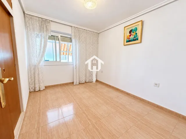 PISO EN VENTA EN ALICANTE. ZONA DE LA FLORIDA. 134m2 CON 4 habitaciones DOBLES, 2 BAÑOS COMPLETOS, TERCERA PLANTA CON ASCNESOR, TERRAZA Y DESPENSA. — 40