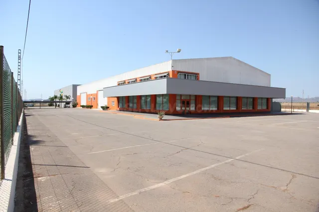Nave industrial con 2.100 m2 construidos y parcela vallada d - foto 4
