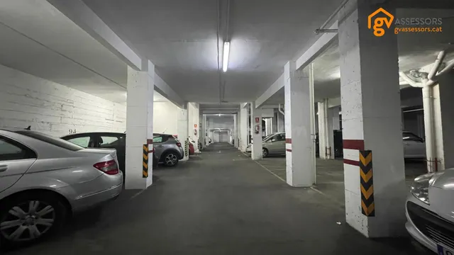 PLAZA DE PARKING PARA COCHE PEQUEÑO O 2 MOTOS - foto 4
