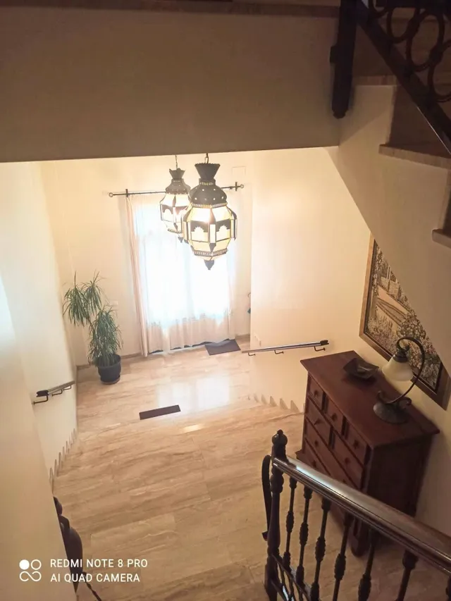 Casa con nave en el bajo en venta.