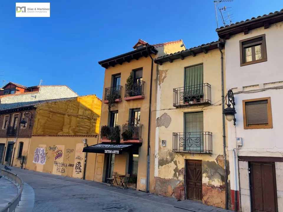 Casa  detras de la catedral