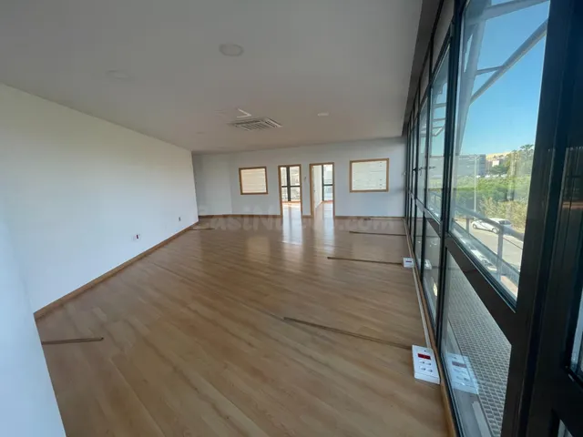 SE ALQUILA ESPACIOSA OFICINA CON TRES DESPACHOS Y SALA PRINC - foto 2