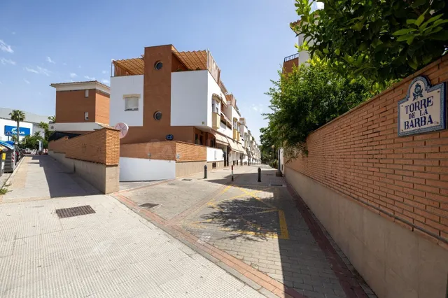 ESPECTACULAR VIVIENDA ADOSADA DE 4 DORMITORIOS CON SÓTANO, TERRAZAS Y PATIO EN GRANADA — 2