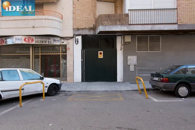 A6100J6. Plaza de garaje en camino de Ronda, junto Gimnasio Yo10 — 10