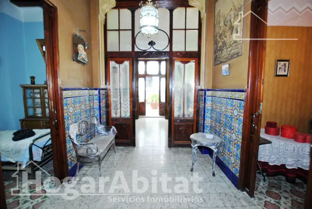 AMPLIA CASA ESQUINERA CON TERRAZA Y TRASTERO EN EL CENTRO - foto 5