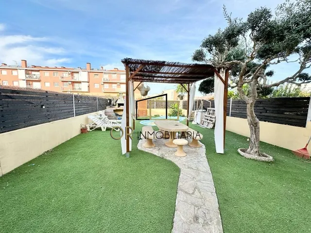Casa adosada de 3 habitaciones, jardín, piscina y garaje en  - foto 2