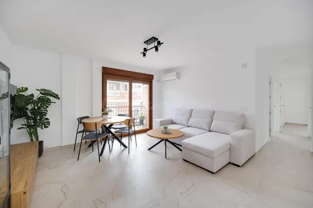 ÁTICO REFORMADO EN VENTA EN TORREVIEJA A 100 METROS DE LA PL - foto 3