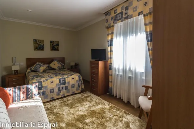 ¡Impresionante Chalet Familiar en Mogor, Marín! — 26