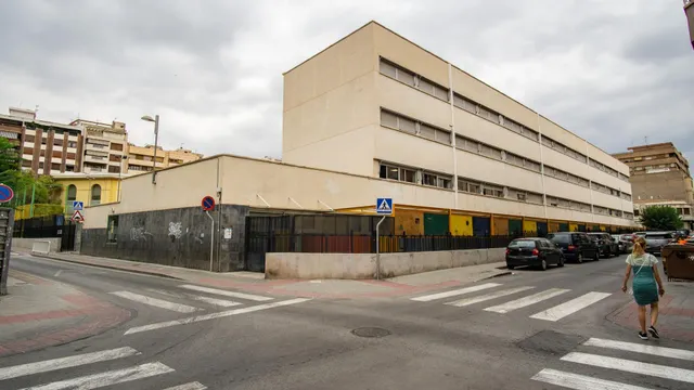 Casa en planta baja con entrada independiente, totalmente reformada, y local en planta baja. — 12