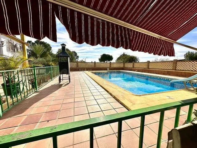 CUEVAS BAJAS- Parcela de 3.000m2 con casa en 2 plantas con 8