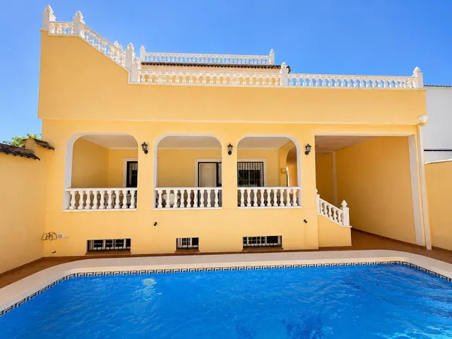 Villa independiente con piscina privada y 6 dormitorios junto a la Laguna Rosa de Torrevieja — 10