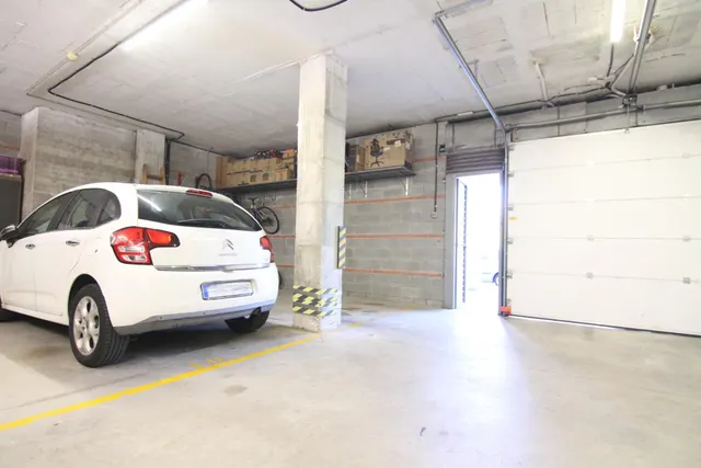 Amplio piso de 4 habitaciones con terraza y plaza de parking en la zona del lago de Olesa de Montserrat — 31