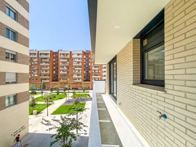 Piso de reciente construcción en alquiler en Avda. Ausias March — 43
