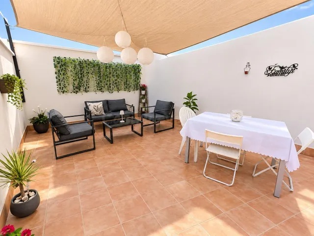 AMPLIO PISO DE 3 DORMITORIOS CON PATIO DE 55 M2 EN EL CENTRO