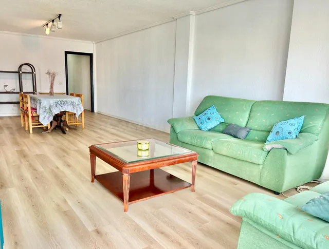 Amplio apartamento con vistas al Paseo, Frente al Club Náutico de Torrevieja — 3