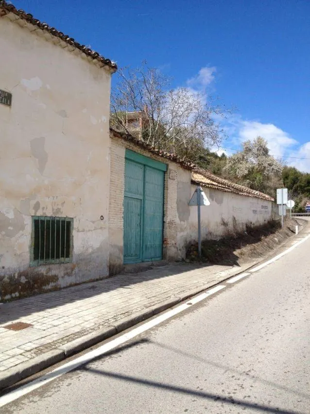 Finca urbana de 2.341 m2 con casa en la calle principal de Valdilecha