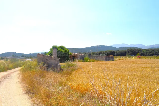 Finca rústica con construcciones, pozo propio y vistas a la  - foto 3
